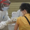 Nhân viên y tế tiêm vắcxin phòng COVID-19 cho người dân tại Jakarta, Indonesia. (Ảnh: THX/TTXVN)