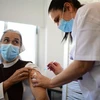 Nhân viên y tế tiêm vắcxin phòng COVID-19 cho người dân tại Tel Aviv, Israel. (Ảnh: THX/TTXVN)