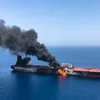 Khói lửa bốc lên sau một vụ nổ trên một con tàu ở Vịnh Oman ngày 13/6/2019. (Ảnh: AFP/TTXVN)