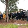 Tổng Bí thư, Chủ tịch nước Nguyễn Phú Trọng trồng cây lưu niệm tại Khu Di tích Hoàng Thành Thăng Long. (Ảnh: Phương Hoa/TTXVN)