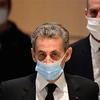 Cựu Tổng thống Pháp Nicolas Sarkozy (giữa) tới tòa án ở Paris, Pháp, ngày 7/12/2020. (Ảnh: AFP/TTXVN)