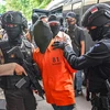 Cảnh sát bắt giữ những kẻ tình nghi khủng bố ở Jakarta, Indonesia. (Ảnh: AFP/TTXVN)