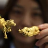 Trâu vàng được bày bán tại một cửa hàng vàng ở tỉnh Sơn Đông, Trung Quốc. (Ảnh: THX/TTXVN)