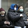 Người dân đeo khẩu trang phòng dịch COVID-19 khi đi tàu điện ngầm tại Moskva, Nga. (Ảnh: THX/TTXVN)