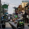 Đường Khao San, một địa điểm du lịch nổi tiếng, ở Bangkok, Thái Lan. (Ảnh: AFP/TTXVN)