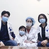 Các thầy thuốc Trung tâm tim mạch và lồng ngực, Bệnh viện Hữu nghị Việt Đức chụp ảnh kỷ niệm cùng bệnh nhi L.X.H. (Nguồn: Bệnh viện Hữu nghị Việt Đức)