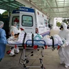Nhân viên y tế chuyển bệnh nhân COVID-19 tới bệnh viện tại Manaus, bang Amazon, Brazil. (Ảnh: AFP/TTXVN)
