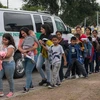 Người di cư Trung Mỹ tới trung tâm tiếp nhận ở McAllen, Texas, Mỹ. (Ảnh: AFP/TTXVN)