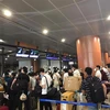 Các công dân Việt Nam làm thủ tục tại sân bay. (Ảnh: TTXVN phát)
