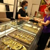 Giao dịch vàng tại Công ty Vàng bạc Đá quý Phú Quý. (Ảnh: Danh Lam/TTXVN)