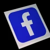 Biểu tượng Facebook trên màn hình điện thoại di động. (Ảnh: AFP/TTXVN)