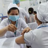 Sáng 8/3, những liều vaccine phòng COVID-19 đầu tiên được vận chuyển đến Bệnh viện Bệnh Nhiệt đới Thành phố Hồ Chí Minh để tiêm cho nhân viên y tế tại đây. (Ảnh: Đinh Hằng/TTXVN)