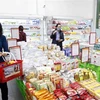 Người dân mua sắm tại siêu thị Hapro Khâm Thiên. (Ảnh: Trần Việt/TTXVN)