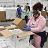 Nhân viên đóng hộp vaccine ngừa COVID-19 của Johnson& Johnson tại một cơ sở sản xuất ở Shepherdsville, bang Kentucky, Mỹ. (Ảnh: AFP/TTXVN)