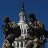 Lực lượng Vệ binh Quốc gia tuần tra tại tòa nhà Quốc hội ở Washington DC. (Ảnh: AFP/TTXVN)