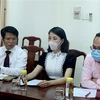 YouTuber Thơ Nguyễn (giữa) cùng luật sư tại buổi làm việc với cơ quan chức năng tỉnh Bình Dương. (Ảnh: TTXVN phát)
