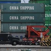 Container hàng hóa đến từ Trung Quốc được bốc dỡ tại cảng ở Long Beach, California, Mỹ. (Ảnh: AFP/TTXVN)