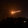 Lực lượng phòng không Syria đánh chặn tên lửa của Israel trên bầu trời thủ đô Damascus. (Ảnh: AFP/TTXVN)