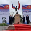 Đại biểu hai nước Việt Nam-Nga chụp ảnh lưu niệm tại tượng đài Pushkin. (Ảnh: PV/Vietnam+)