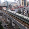 Tàu đường sắt Cát Linh - Hà Đông rời ga La Thành. (Ảnh: Huy Hùng/TTXVN)