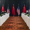 Ngoại trưởng Trung Quốc Vương Nghị (trái), Ủy viên quốc vụ Trung Quốc Dương Khiết Trì (thứ 2, trái), Cố vấn an ninh quốc gia Mỹ Jake Sullivan (phải) và Ngoại trưởng Mỹ Antony Blinken (thứ 2, phải) tại cuộc đối thoại ở Alaska ngày 18/3. (Ảnh: AFP/TTXVN)