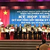 Tặng Bằng khen cho các cá nhân có nhiều đóng góp trong hoạt động của Hội đồng nhân dân tỉnh Bình Định khóa XII. (Ảnh: Phạm Kha/TTXVN)