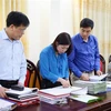 Đoàn công tác kiểm tra việc ban hành các văn bản lãnh đạo, chỉ đạo bầu cử và hồ sơ người ứng cử đại biểu Hội đồng Nhân dân các cấp tại thị xã Phú Thọ. (Ảnh: Trung Kiên/TTXVN)