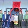 Đại tướng Tô Lâm bàn giao nhà ở cho hộ dân ở huyện Mường Lát. (Ảnh:Trịnh Duy Hưng/TTXVN)