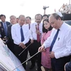 Thủ tướng Nguyễn Xuân Phúc và Phó Thủ tướng Thường trực Trương Hòa Bình xem sơ đồ Cảng Quốc tế Long An. (Ảnh: Thống Nhất/TTXVN)