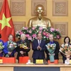 Thủ tướng Nguyễn Xuân Phúc tặng quà cho các đại biểu tại buổi gặp mặt. (Ảnh: Thống Nhất/TTXVN)