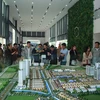 Nhiều khách hàng quan tâm đến các dự án đất nền được mở bán đầu năm 2021 tại Hà Nội.&nbsp;(Ảnh: Minh Nghĩa/Vietnam+)