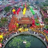 Lễ hội Phủ Dầy được trang hoàng lộng lẫy cờ hoa. (Nguồn: Báo ảnh Việt Nam)