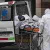 Nhân viên y tế chuyển bệnh nhân COVID-19 tới bệnh viện tại Santiago, Chile. (Ảnh: AFP/TTXVN)