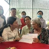 Bà Phan Kiều Thanh Hương, Phó Chủ tịch Ủy ban Mặt trận Tổ quốc Việt Nam Thành phố Hồ Chí Minh (trái), thăm hỏi, động viên thân nhân gia đình nạn nhân thiệt mạng trong vụ cháy. (Ảnh: TTXVN phát)