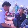 Lực lượng Công an bắt giữ đối tượng Nguyễn Thành Dương (giữa) khi vừa đặt chân đến Đắk Lắk. (Ảnh: TTXVN phát)