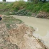 Hoạt động khai thác cát đã khiến nguồn nước sông Đa Nhim (đoạn qua huyện Đơn Dương, Lâm Đồng) đục ngàu, làm ô nhiễm hai bên bờ sông và xuất hiện nhiều điểm sạt lở. (Ảnh: Nguyễn Dũng/TTXVN)