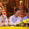 Bà Phạm Thị Yến (ngoài cùng bên trái) tại buổi pháp trạch tại chùa Ba Vàng cho rằng phật tử không được hầu thánh. (Ảnh cắt từ video)
