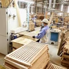 Sản xuất đồ gỗ xuất khẩu tại Công ty CP WOODSLAND Tuyên Quang. (Ảnh: TTXVN)