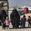 Phụ nữ và trẻ em Syria tại trại tị nạn al-Hol ở tỉnh Hasakeh, miền Đông Bắc Syria. (Ảnh: AFP/TTXVN)