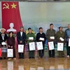 Trưởng Ban Tổ chức Trung ương Trương Thị Mai (ngoài cùng bên trái) tặng quà người có công với cách mạng, người dân tộc thiểu số có hoàn cảnh khó khăn của xã Xuân Quang, huyện Chiêm Hóa. (Ảnh: Quang Cường/TTXVN)