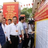 Chủ tịch Quốc hội Vương Đình Huệ kiểm tra công tác bầu cử Khu vực bỏ phiếu số 5, tại thôn Nam Tử, xã Kiến Thiết. (Ảnh: Doãn Tấn/TTXVN)