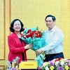 Thủ tướng Phạm Minh Chính tặng hoa chúc mừng Trưởng Ban Tổ chức Trung ương Trương Thị Mai. (Nguồn: nhandan.org.vn)