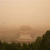 Bụi bao phủ dày đặc tại Bắc Kinh, Trung Quốc, ngày 15/3. (Ảnh: THX/TTXVN)