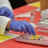 Ống tiêm chứa vaccine ngừa COVID-19 của Hãng công nghệ sinh học Moderna tại Las Vegas, Mỹ. (Ảnh: AFP/TTXVN)
