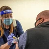 Nhân viên y tế tiêm vaccine phòng COVID-19 cho người dân tại Mashantucket, Connecticut, Mỹ. (Ảnh: AFP/TTXVN)