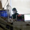 Nhân viên y tế điều trị cho bệnh nhân COVID-19 tại bệnh viện ở Ankara, Thổ Nhĩ Kỳ. (Ảnh: THX/TTXVN)
