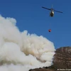Trực thăng dập lửa trên Núi Bàn. (Nguồn: AP)