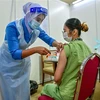 Nhân viên y tế được tiêm vaccine ngừa COVID-19 tại Serdang, gần Kuala Lumpur, Malaysia. (Ảnh: THX/TTXVN)