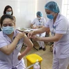 Tiêm vaccine cho đội ngũ y, bác sỹ. (Ảnh: Công Tường/TTXVN)