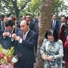 Chủ tịch nước Nguyễn Xuân Phúc dâng hương tại Lăng Hùng Vương. (Ảnh: Thống Nhất/TTXVN)